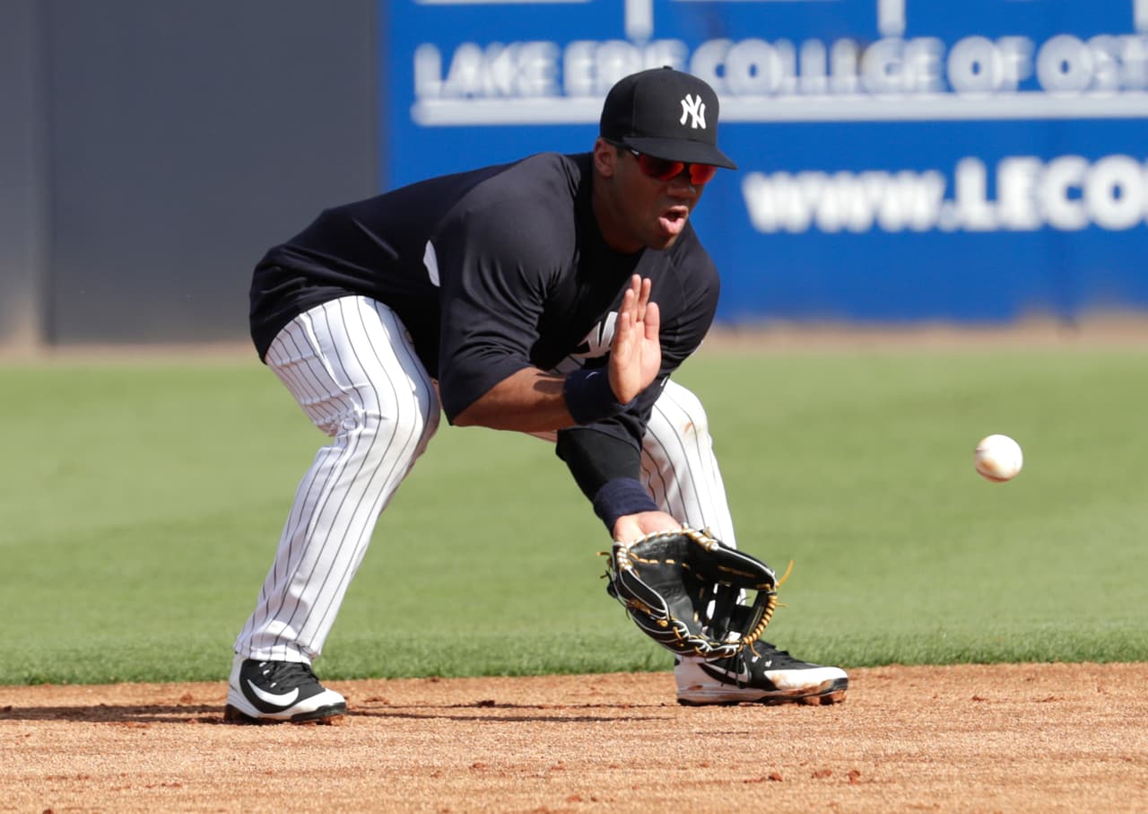 Quien una vez fue segunda base en los Rockies de Colorado, completó doble matanzas con el torpedero Didi Gregorius.