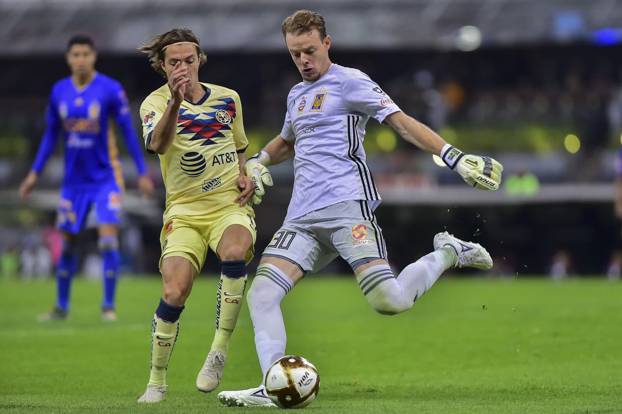 Despeja para evitar el peligro en su portería y amarga el ataque de Córdova, quien buscaba marcar.