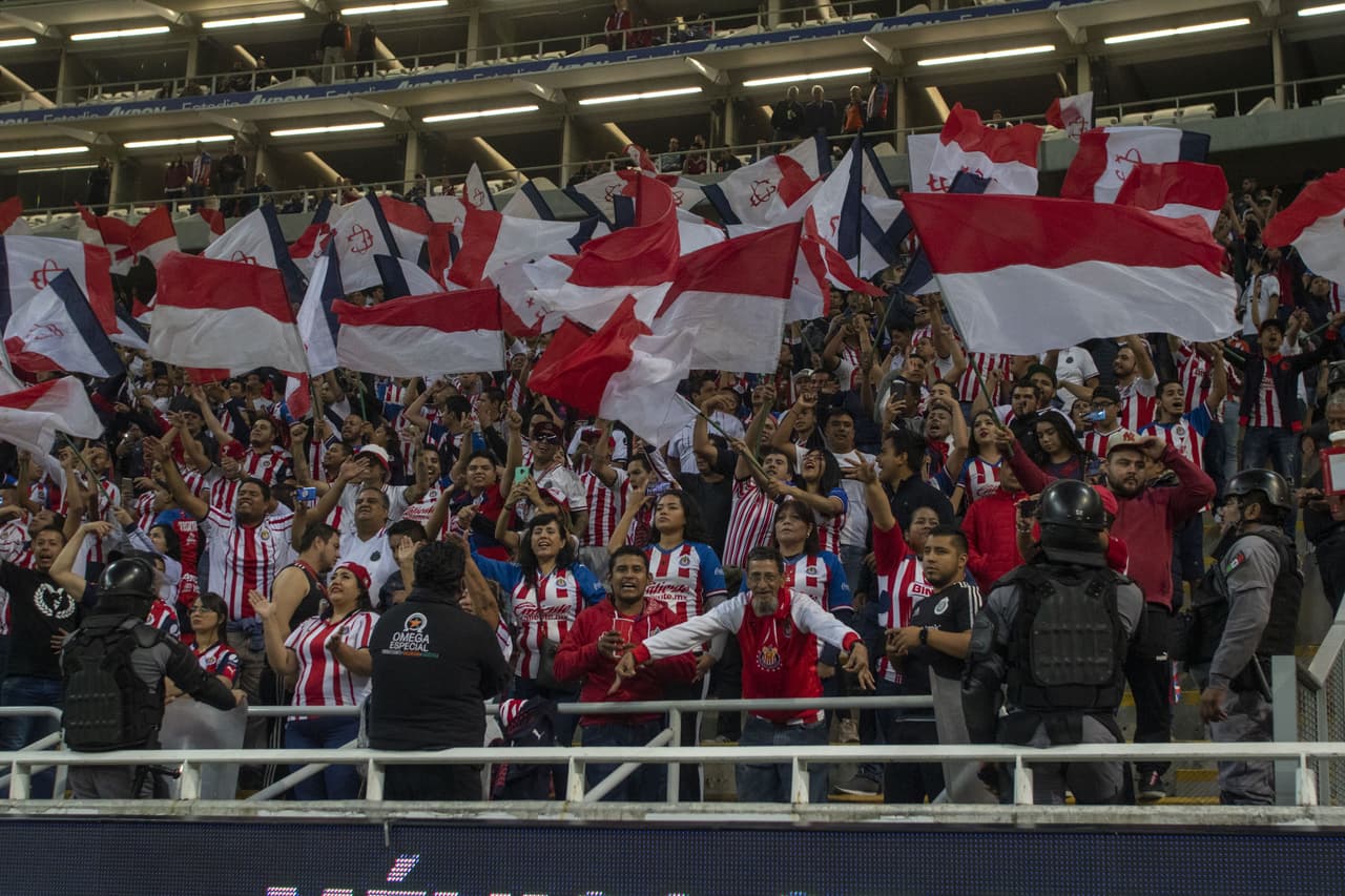 La afición de Chivas llegó con mucha euforia y mostróo su apoyo desde el minuto 1.