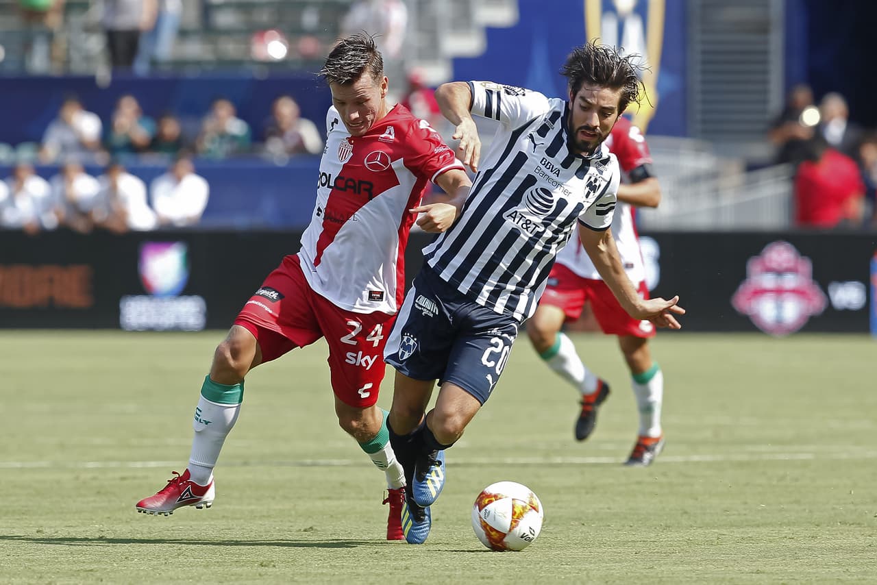 La disputa del balón en el medio campo fue la constante y los jugadores del Necaxa anularon al más talentoso cubriendo bien a Rodo Pizarro.