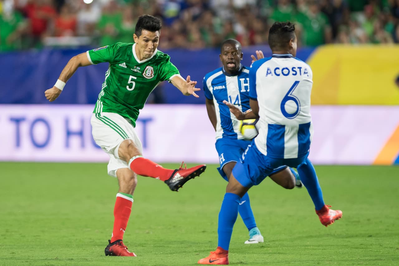 5) JESÚS MOLINA – El contención supo darle equilibrio al equipo mexicano y aportó al ataque con disparos de larga distancia. Se quedó con un 5.