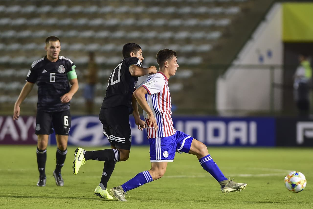 Vieira sale con el balón pese a la presión de Luna.