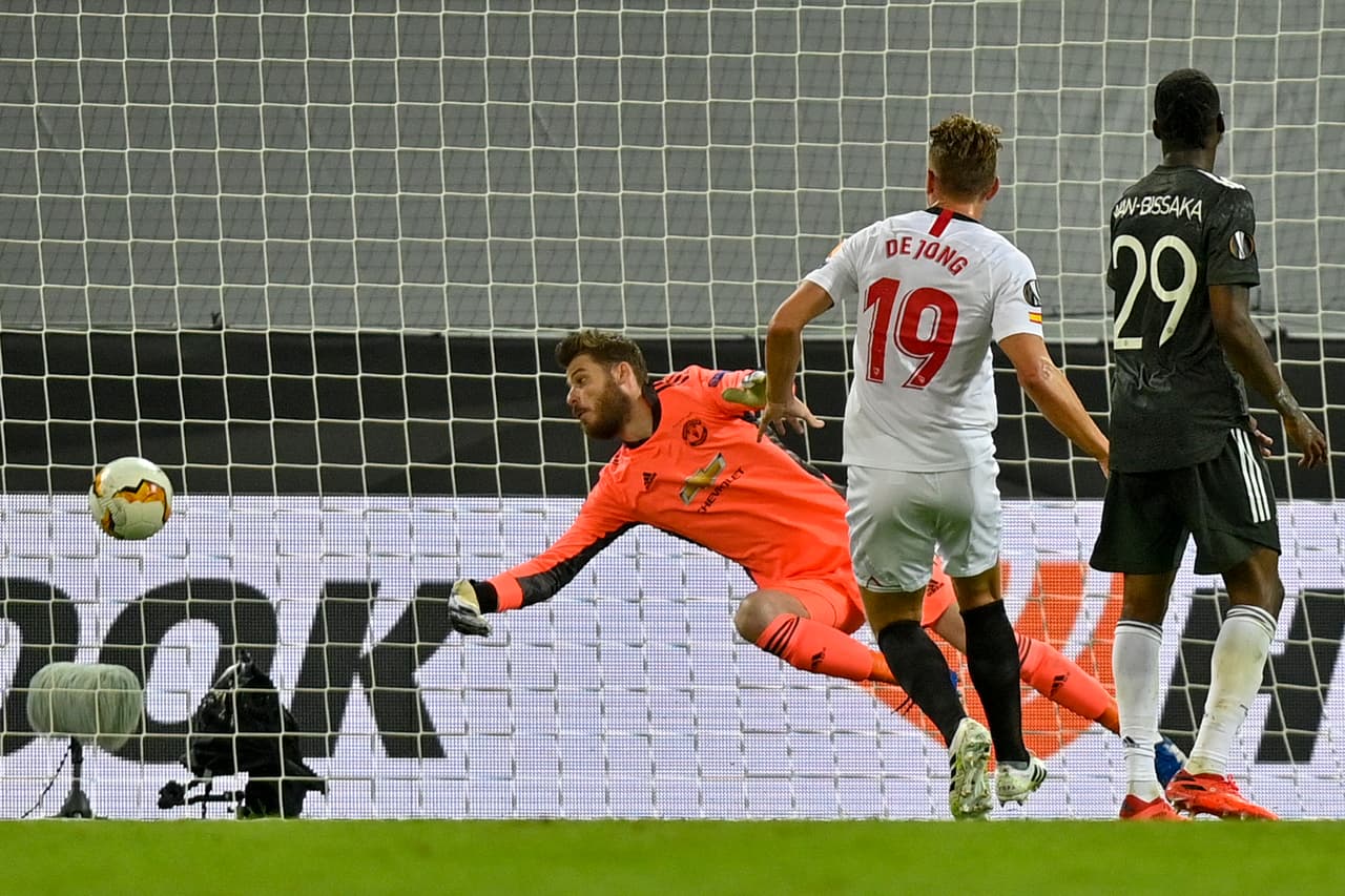 Sevilla's Luuk de Jong, center, scores his side's second goal during an Europa League semifinal match between Sevilla and Manchester United, in Cologne, Germany, Sunday, Aug. 16, 2020. (AP Photo/Martin Meissner, Pool)