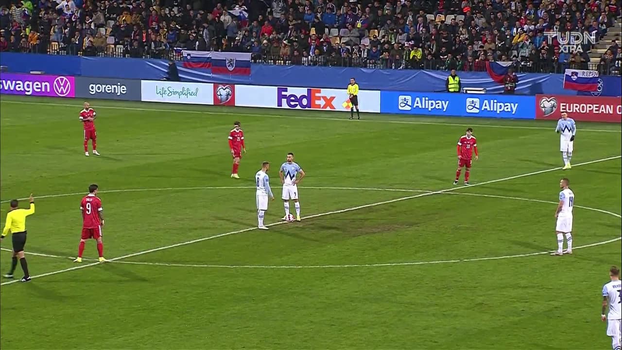 Arranca el partido y la pelota está en juego.