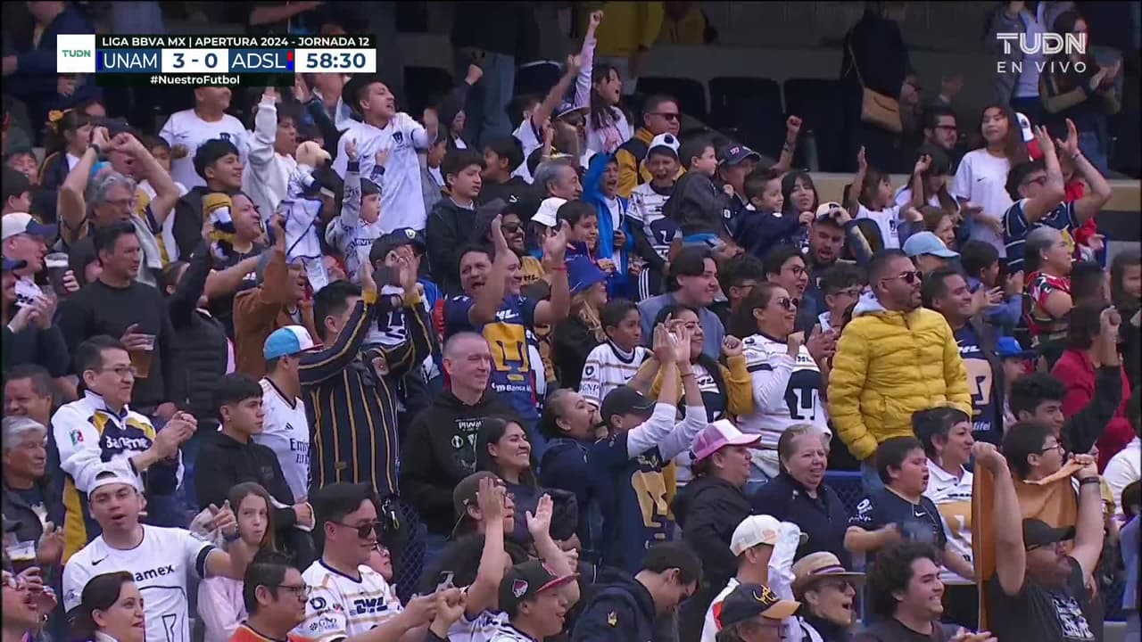 ¡GOL!  anota para Pumas UNAM. Guillermo Martínez