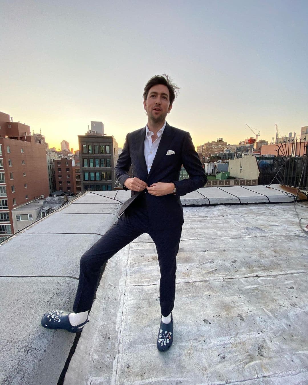 Nicholas Braun, los usó para los Emmy en septiembre, lo que demuestra que no hay ninguna ocasión demasiado formal para Crocs.