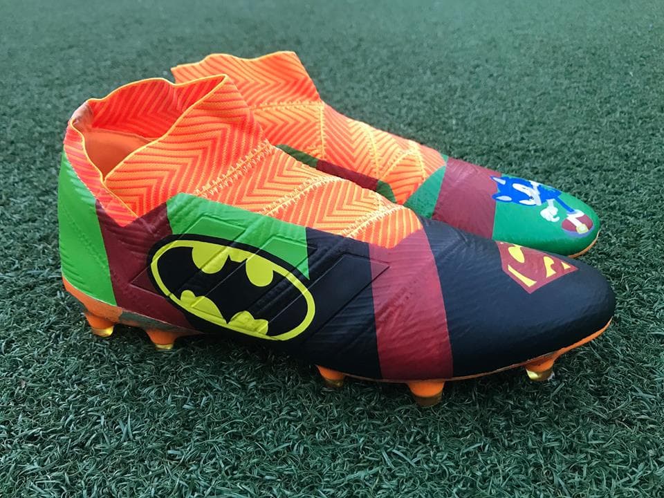 Otros encomiendan sus pies a héroes más tradicionales, como Batman y Superman. (New York Red Bulls)