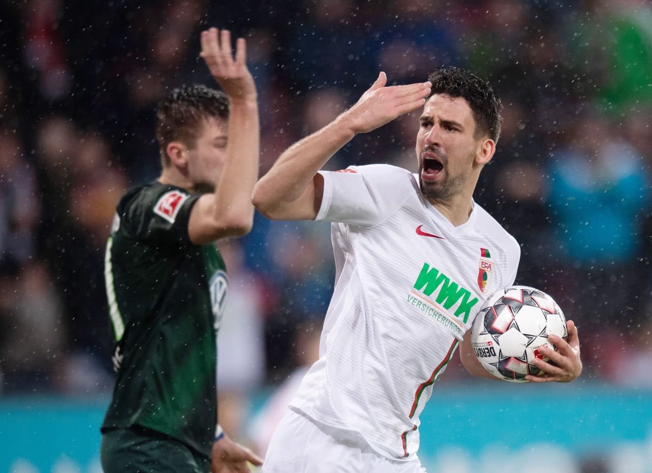 Sin embargo, Rani Khedira comenzó el segundo tiempo de manera inmejorable para el Augsburgo cuando puso el descuento al minuto 49. Su segundo gol de la temporada.