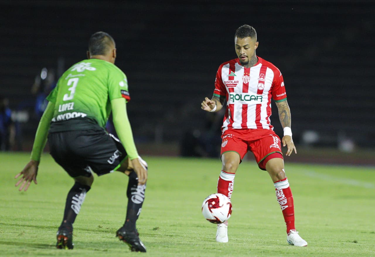 Necaxa tocaba la puerta antes de los 10’ por la banda izquierda.