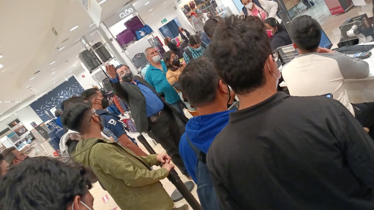 El Pumas vs América inicia y aficionados no logran recoger boletos