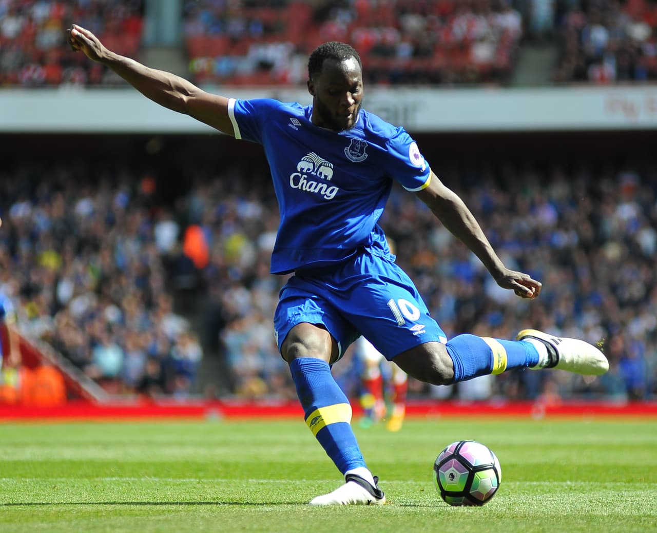 May 21st 2017, Emirates Stadium, Highbury London England; EPL Premier league football, Arsenal versus Everton; Romelu Lukaku, Forward for Everton take a shot at goal (Photo by Simon West/Action Plus via Getty Images)