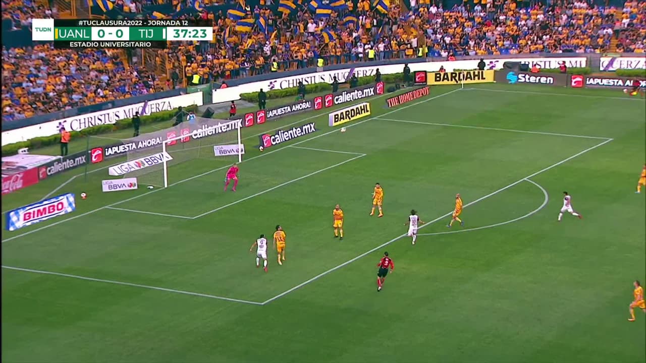 ¡TIRO ATAJADO! disparo por Mauro Manotas.