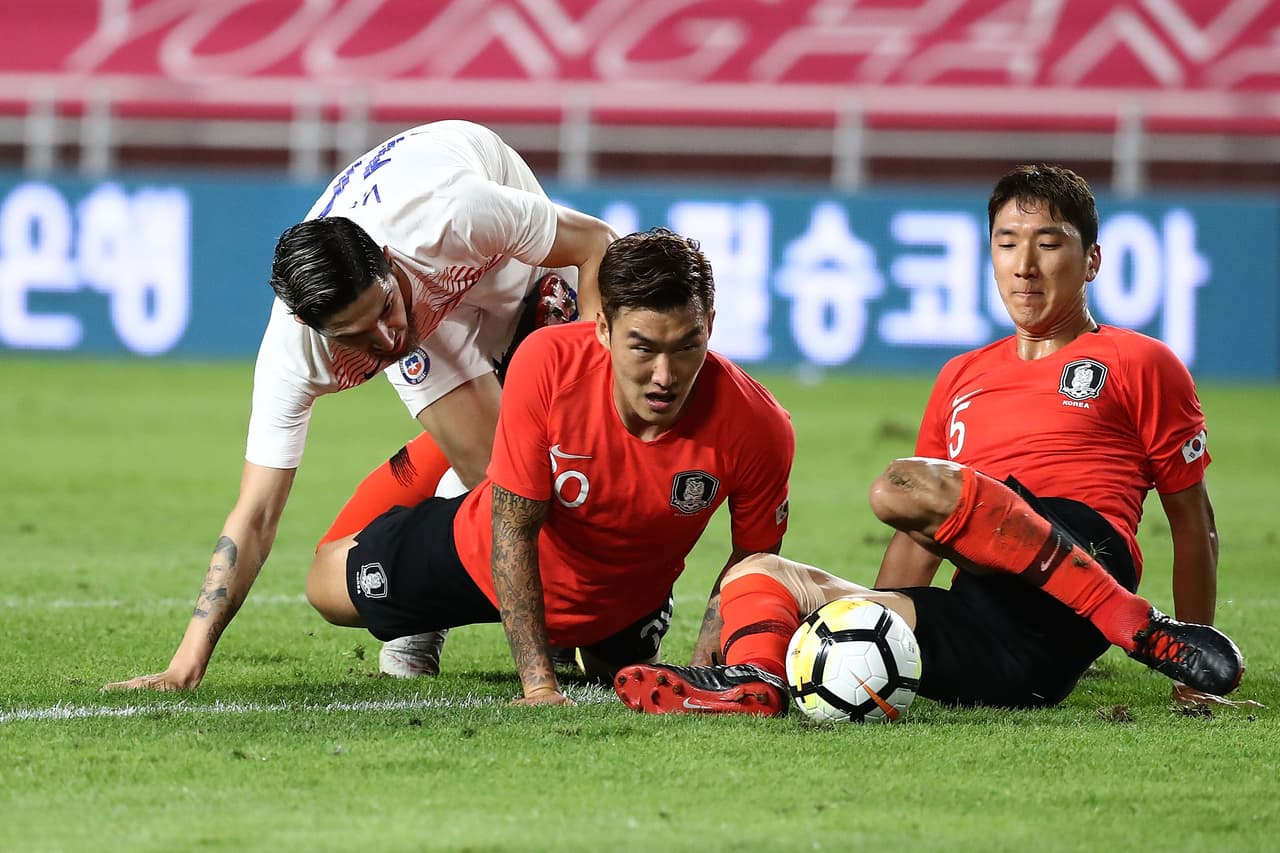 Por su parte, Diego Valdés disputó todo el partido y fue criticado por la afición local por su gesto racista en la previa. Un aficionado lo capturó en una fotografía rasgándose los ojos y la misma se viralizó en redes sociales.