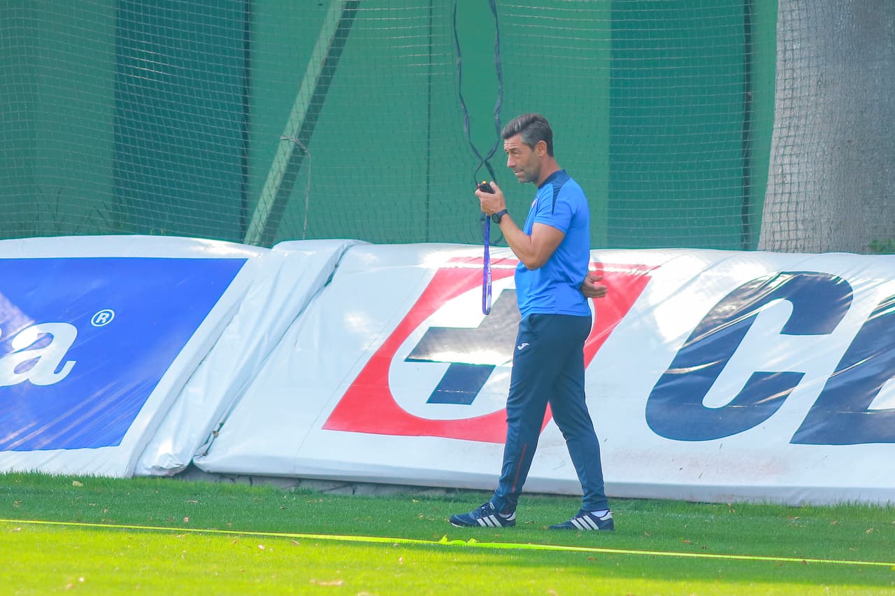 Pedro Caixinha dirigió entrenamiento a dos días de ser operado