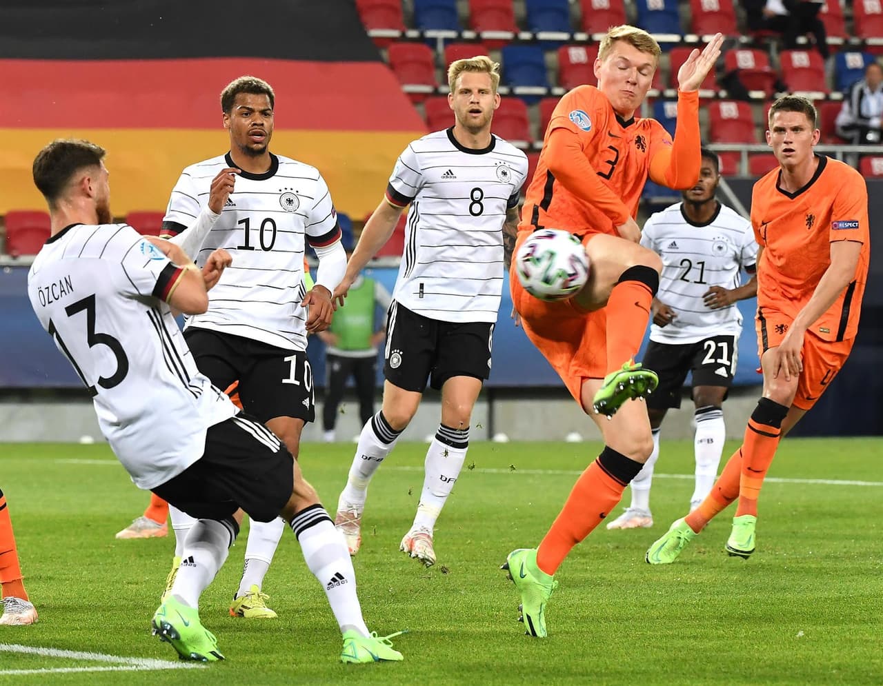 Alemania se impone a Holanda 2-1 durante la Semifinal de la Eurocopa Sub-21 y pasa a la final. Florian Wirtz, con doblete, le daba la ventaja a la escuadara alemana a escasos minutos de haber empezado el encuentro. Fue hasta la segunda mitad que la 'Naranja Mecánica' anotó gol por parte de Perr Schuurs sin lograr el empate.