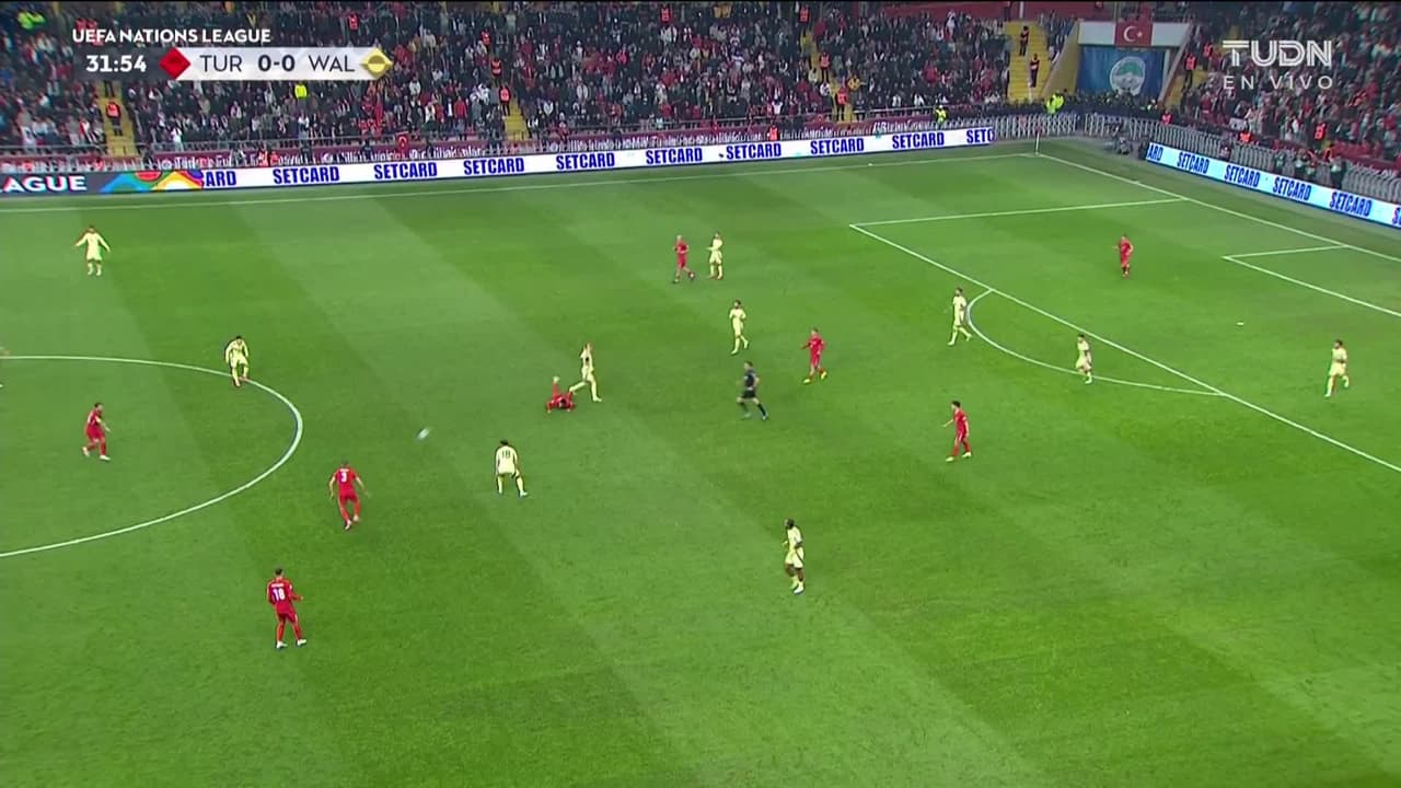 ¡TIRO ATAJADO! disparo por Yunus Akgün.