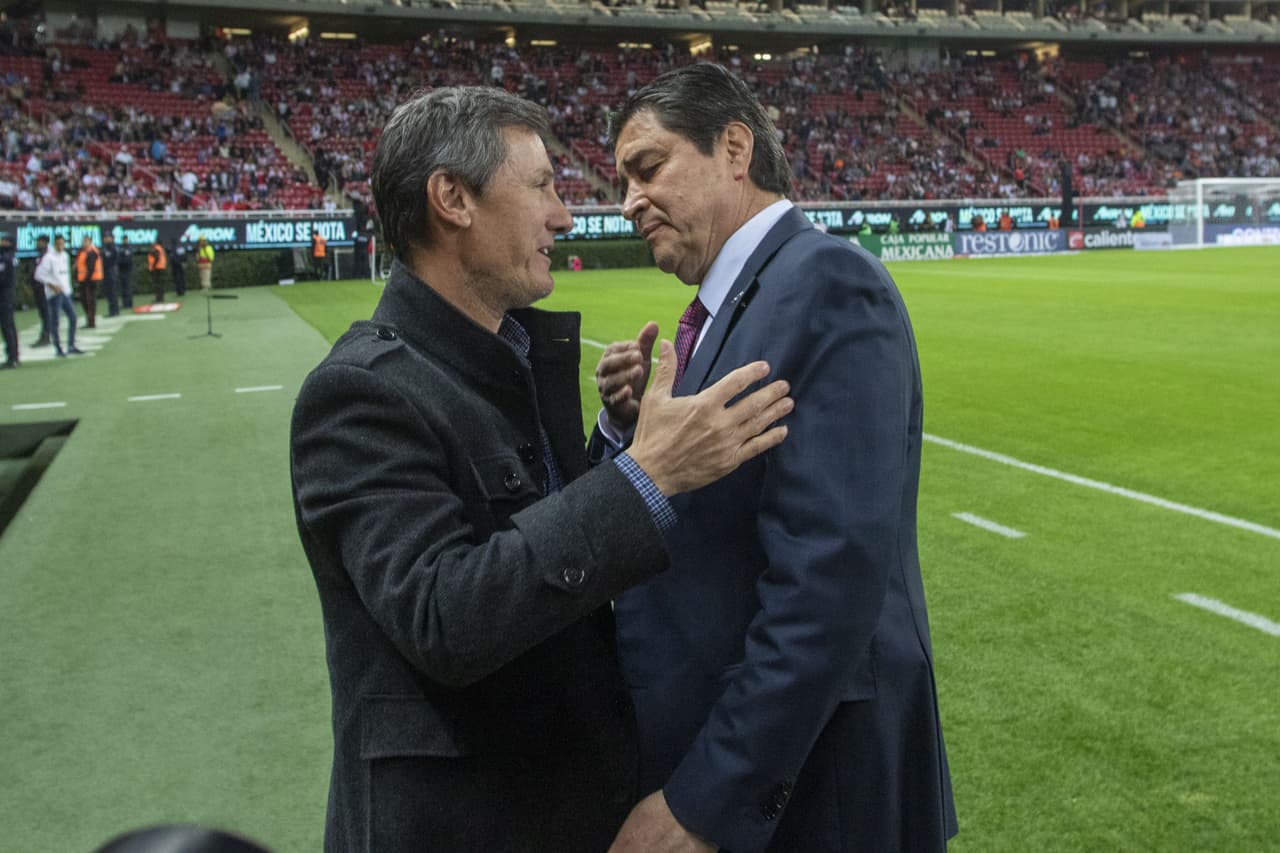 Gabriel Caballero y Luis Fernando Tena en un saludo amistoso.