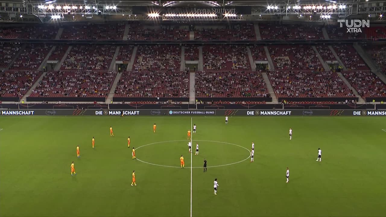 Arranca el partido y la pelota está en juego.
