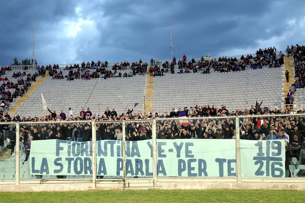 Los fanáticos de la Fiorentina protestaron contra los directivos durante el partido en el Estadio Artemio Franchi de Florencia.