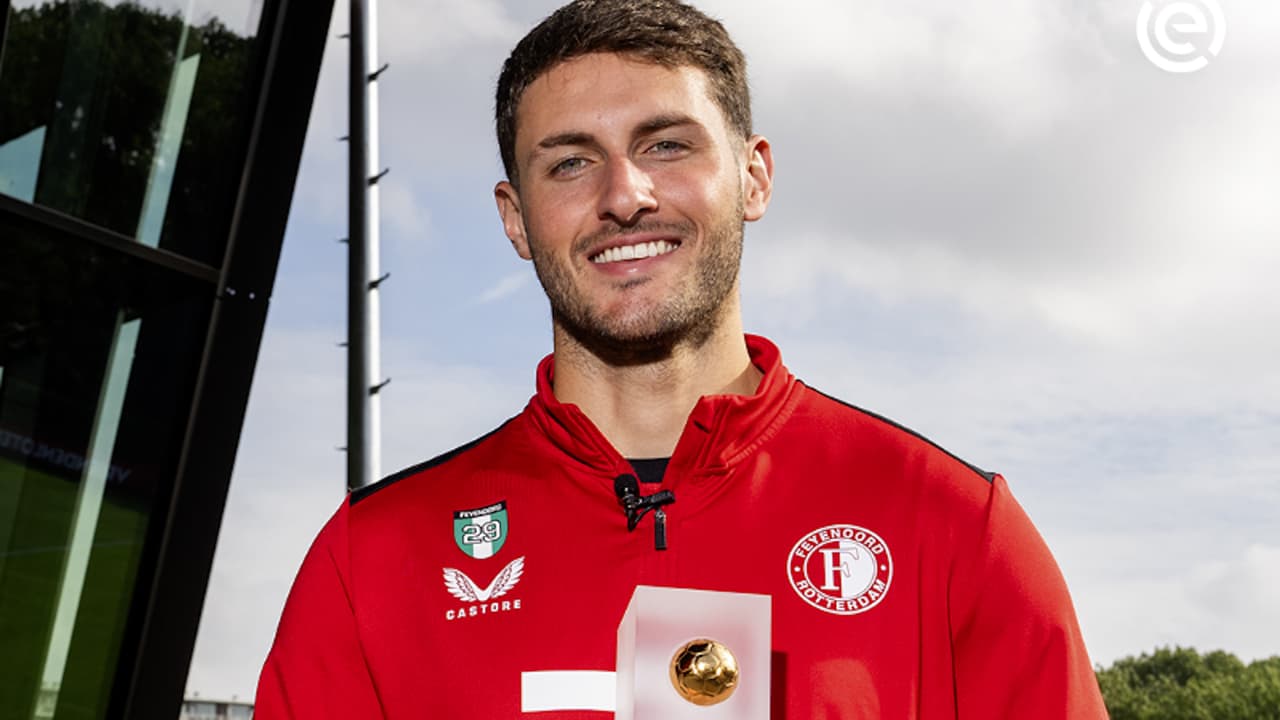 Santi Giménez vuelve a recibir premio al mejor jugador del mes en la Eredivisie