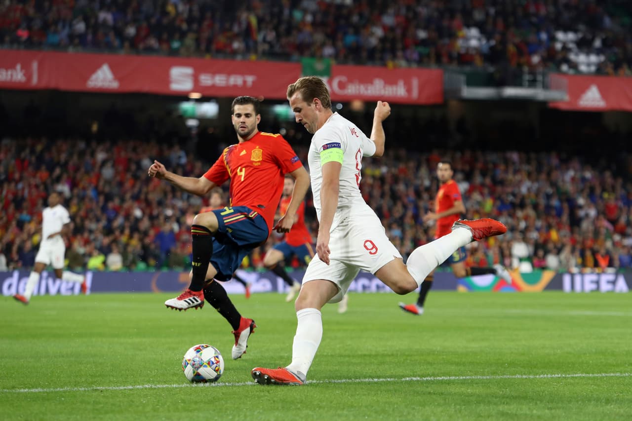 El equipo español estaba en shock por la agresiva manera de comenzar y asediar el área de los locales por parte de Inglaterra. Aquí Harry Kane (9) en una ocasión de peligro.