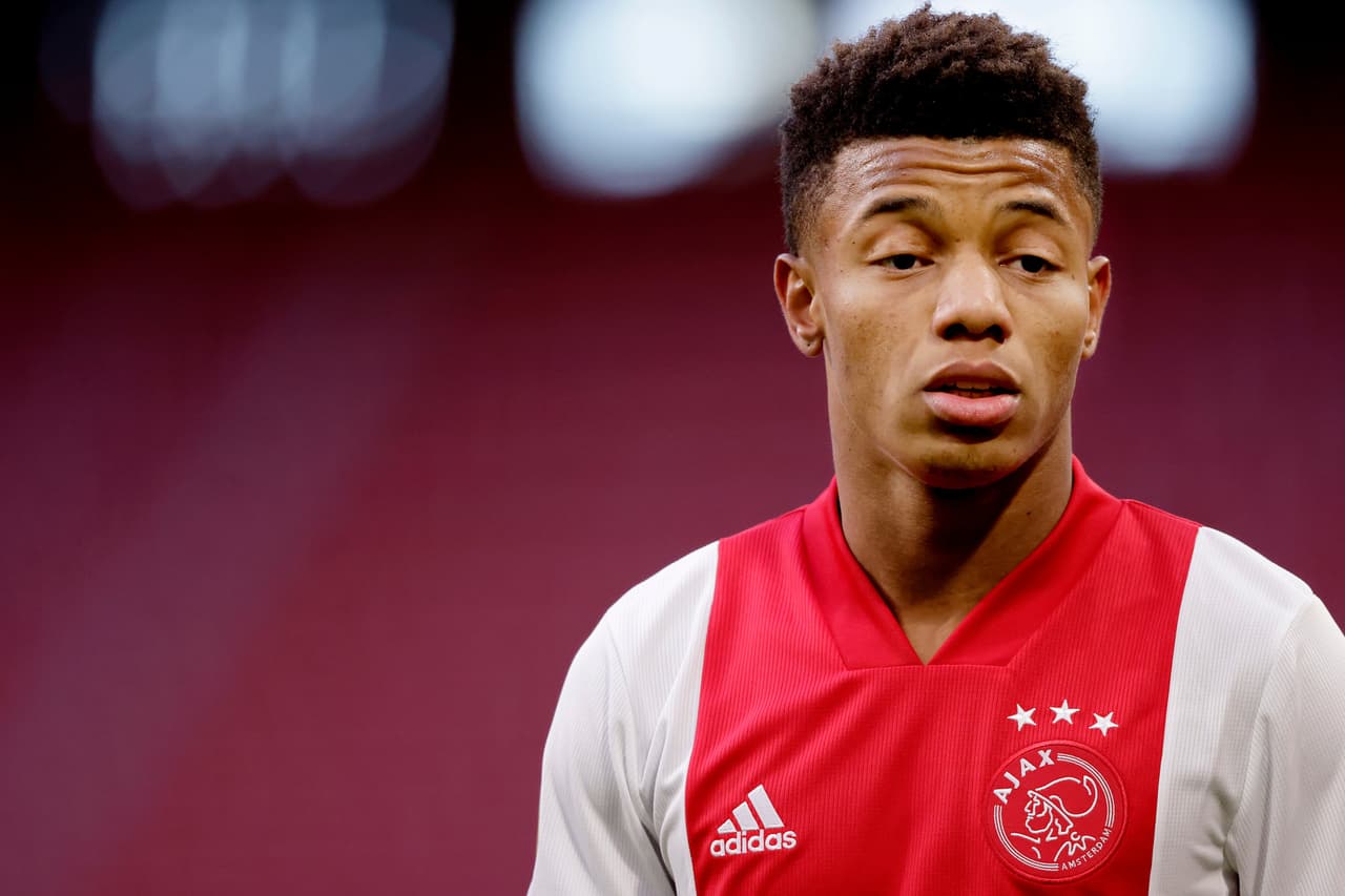 Ajax empata ante el Utrecht 1-1 en la Eredivisie, jugando su juego número 21 que quedaba pendiente. Simon Gustafson le daba la victoria a la visita al minuto 13 con penal, pero el mexicano Edson Alvarez se encargó de empujar el balón y empatar el partido.