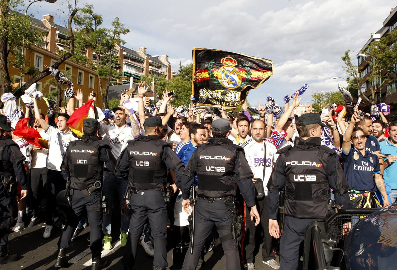 Los agentes de la Policía hicieron varios cordones de seguridad con la idea de evitar enfrentamientos entre hinchas o cualquier ataque terrorista.