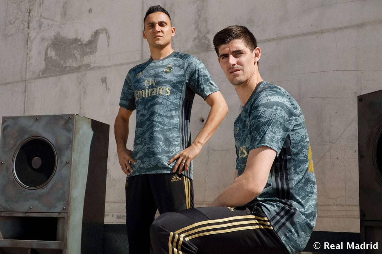 Real Madrid y Adidas han hecho el lanzamiento de su segunda equipación para la próxima temporada, así como el uniforme alterno de los porteros. Con un ambiente muy urbano y un video de los jugadores al ritmo del trap, los fanáticos madridistas conocieron esta nueva playera azul con detales dorados.