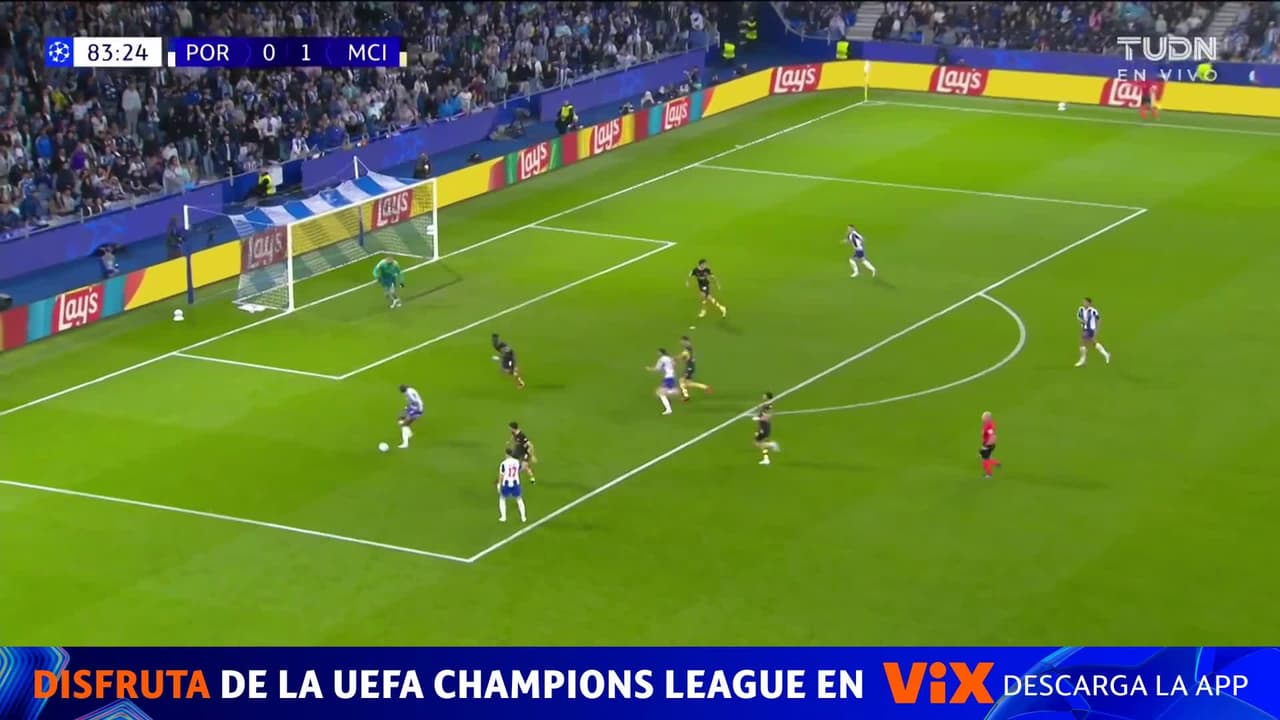 Santi iba entrando al área directo a portería, pero la defensa mandó el bal`ón a tiro de esquina