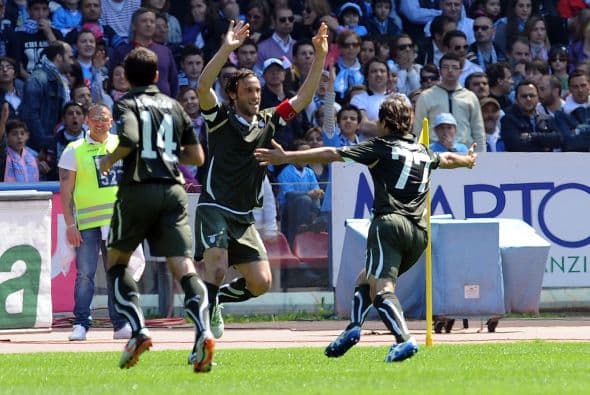 Nápoli se vio las caras con la Lazio en busca del segundo puesto, pero el equipo de la capital italiana se puso al frente.