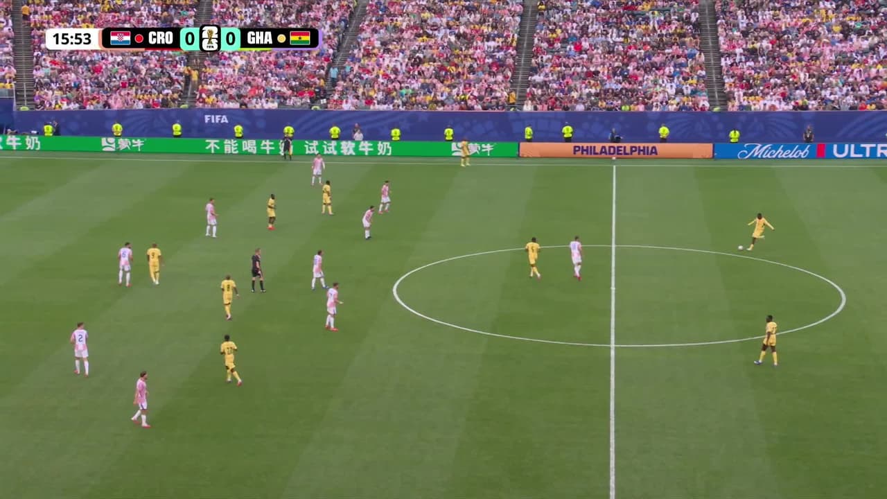 ¡CERCA! Nikola Vlasic disparó que se estrella en el poste.
