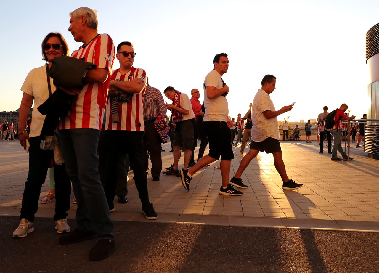 Cae la tarde y el Wanda Metropolitano recibe a miles de aficionados colchoneros.