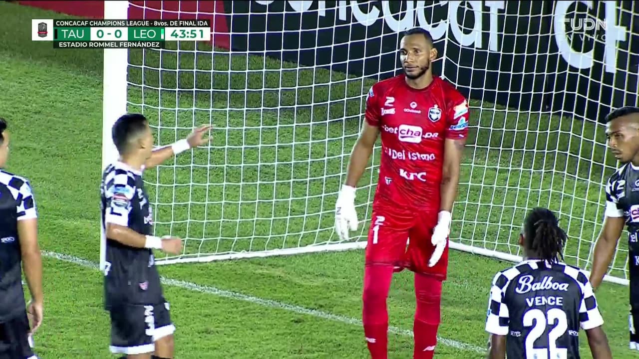 ¡TIRO ATAJADO! disparo por Brian Rubio.