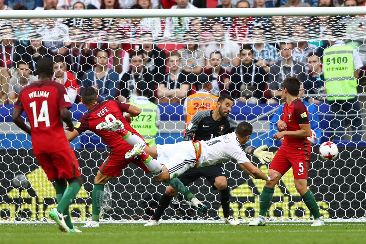 Javier Hernández es el máximo anotador mexicano en la historia de la Selección Mexicana y uno de los futbolistas más destacados en la historia del país.