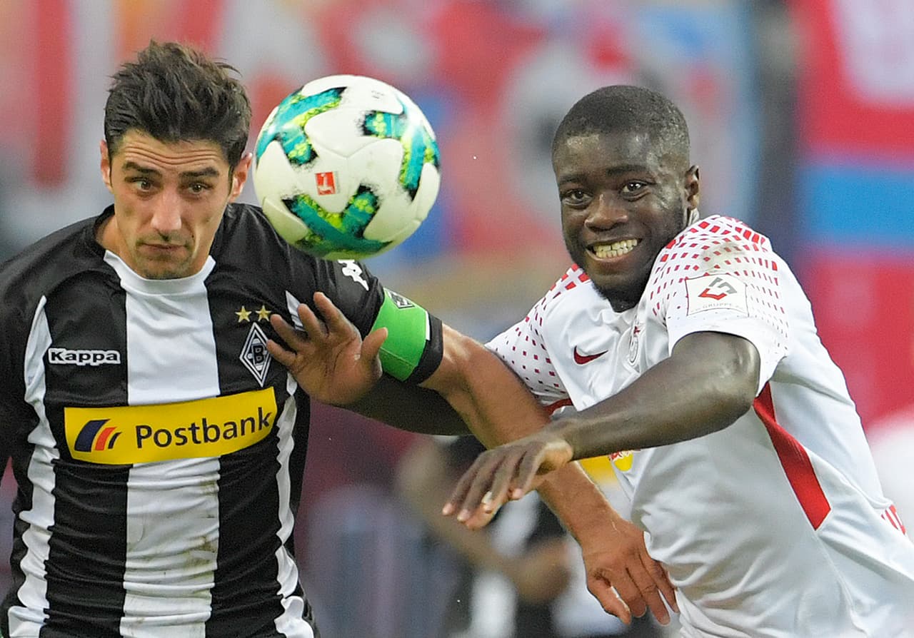 Dayot Upamecano (der.), defensa con nacionalidad de Francia y Guinea Bissau del Leipzig.