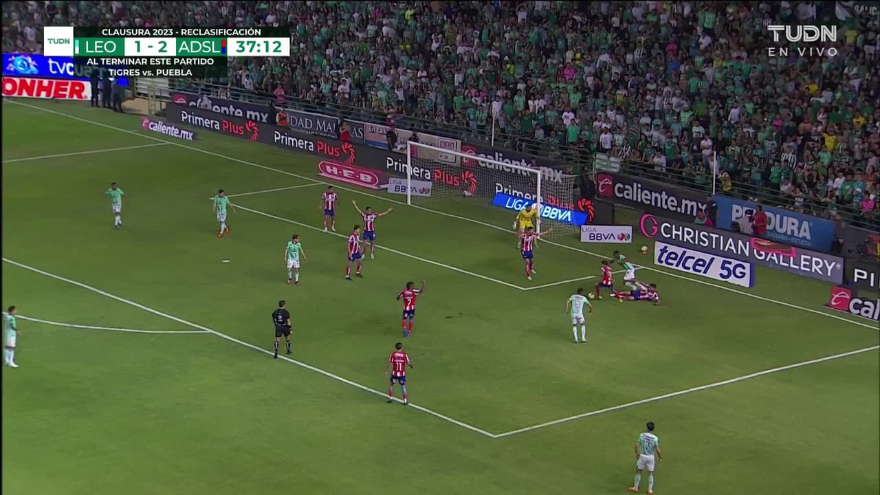 ¡TIRO ATAJADO! disparo por Jesús Angulo.