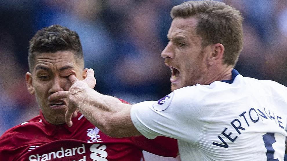 Una desafortunada acción se suscitó en el segundio medio del partido entre el FC Liverpoool y el Tottenham Hotspur en Wembley Stadium donde Jan Vertonghen le pica el ojo a Roberto Firmino.
<b> </b>