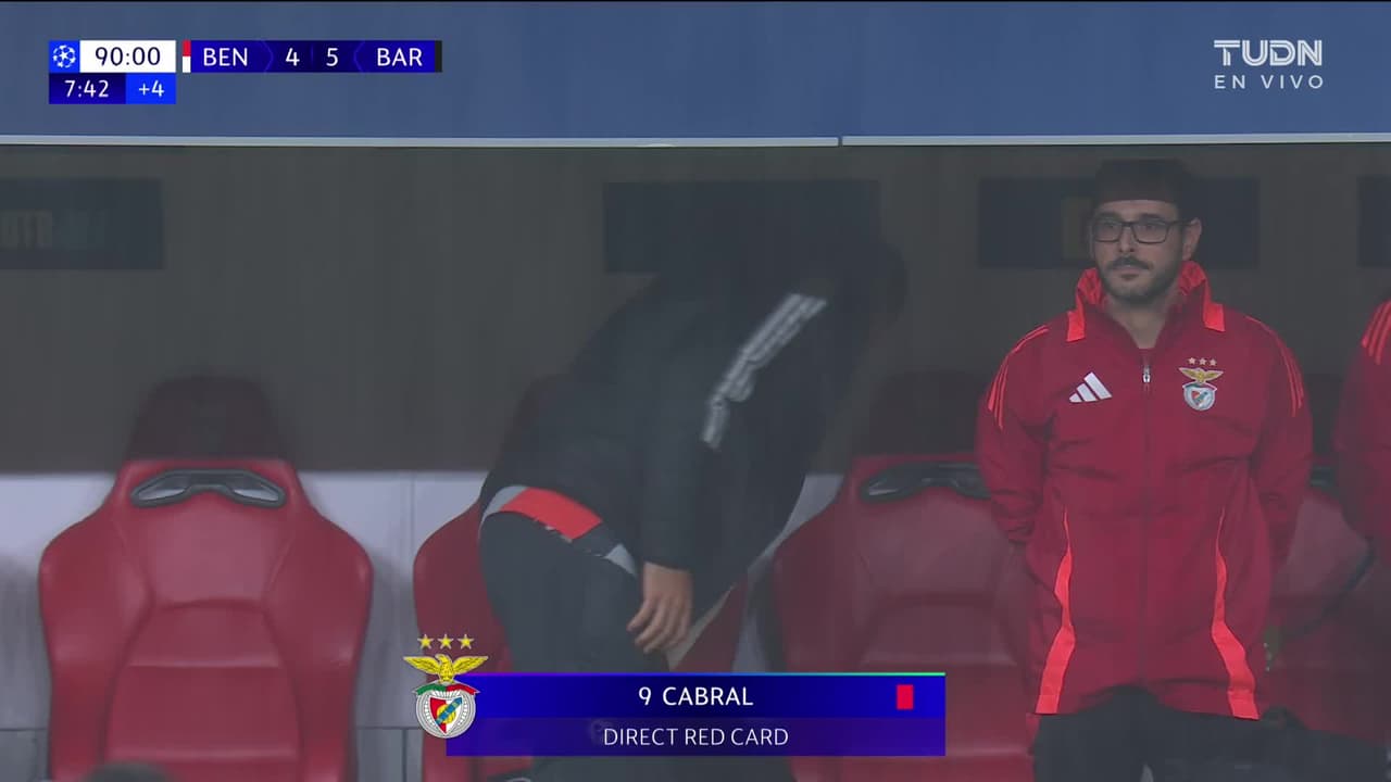 ¡Expulsión! El árbitro saca la roja directa a Arthur Mendonça Cabral.