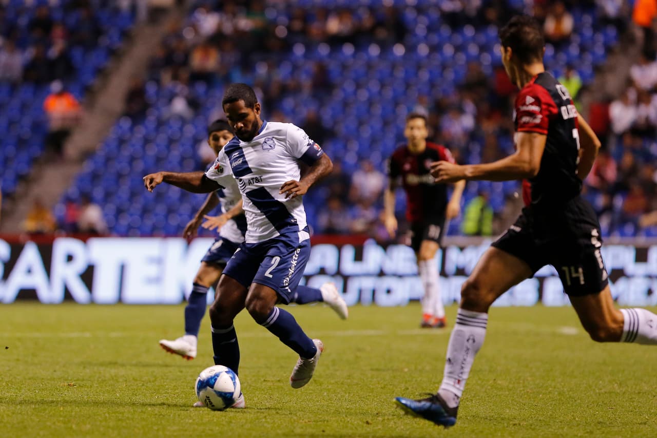 En la segunda mitad los locales trataron de jugar con el marcador, con pases cortos y priorizando el juego de posesión del esférico para desgastar al rival en desesperación y persecución del balón.