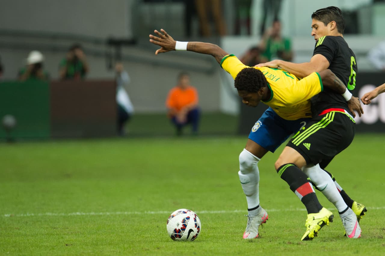 El mexicano intentó quitarle el esférico con una entrada con fuerza exagerada que terminó en una falta que derribó al amazónico.