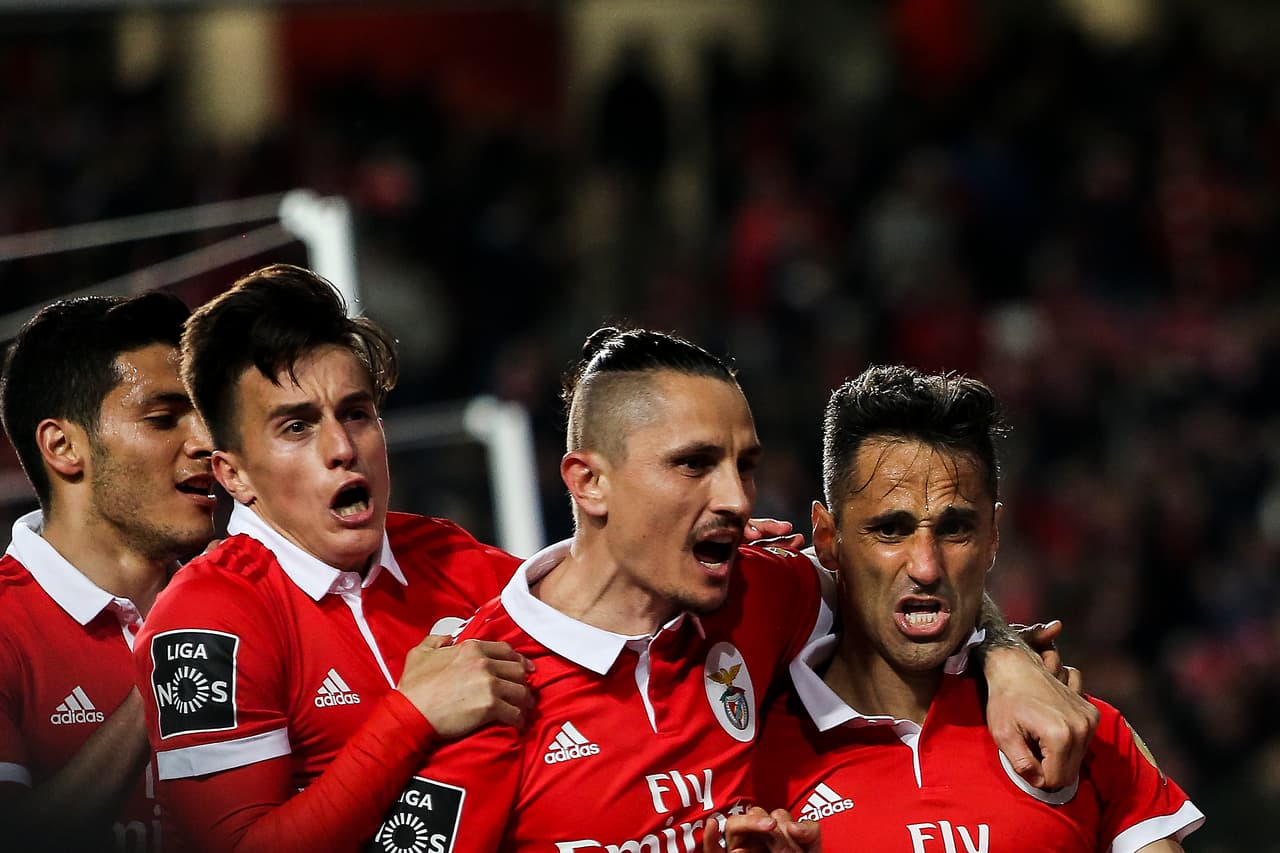Con Jiménez en cancha, Benfica venció 2-0 al Aves y presiona al Porto por el liderato en Portugal