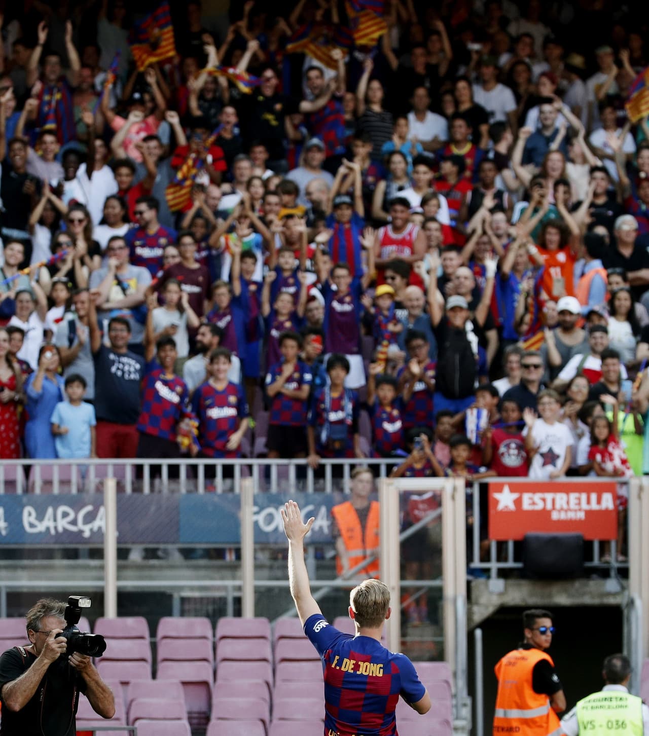 Frenkie de Jong ya se puso el uniforme del Barcelona y fue presentado oficialmente por Josep Bartomeu y Eric Abidal en el Camp Nou. Besó el escudo, se animó a hacer dominadas, confirmó que Messi es su ídolo y lanzó el popular "¡Visça Varça!".