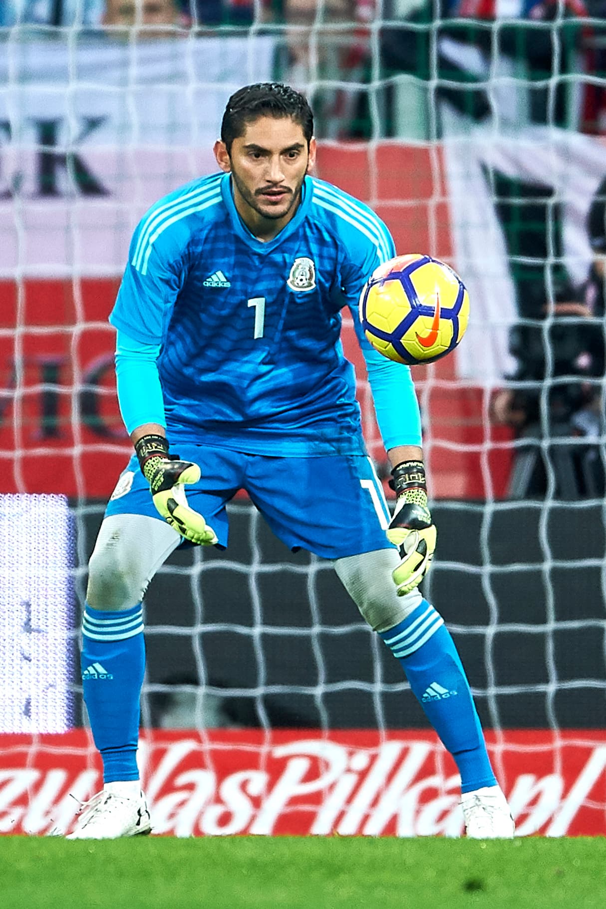 <b>Jesús Corona (Cruz Azul) - </b>45 partidos jugados (nueve con México), todos como titular. Recibió 43 goles y uno de ellos en las Eliminatorias, ante Trinidad y Tobago. En la Copa Oro le marcaron dos veces.