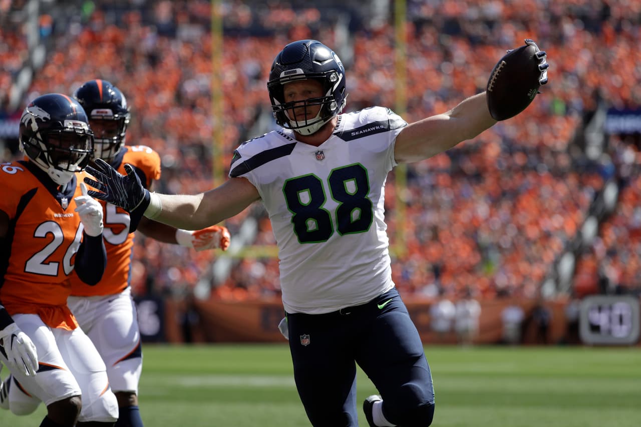 Pese a la derrota, el ala cerrado novato Will Dissly tuvo una actuación crutal, al capturar tres envíos para 105 yardas con un pase de touchdown.