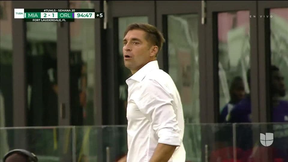 Tarjeta amarilla. El árbitro amonesta a John McCarthy de Inter Miami CF