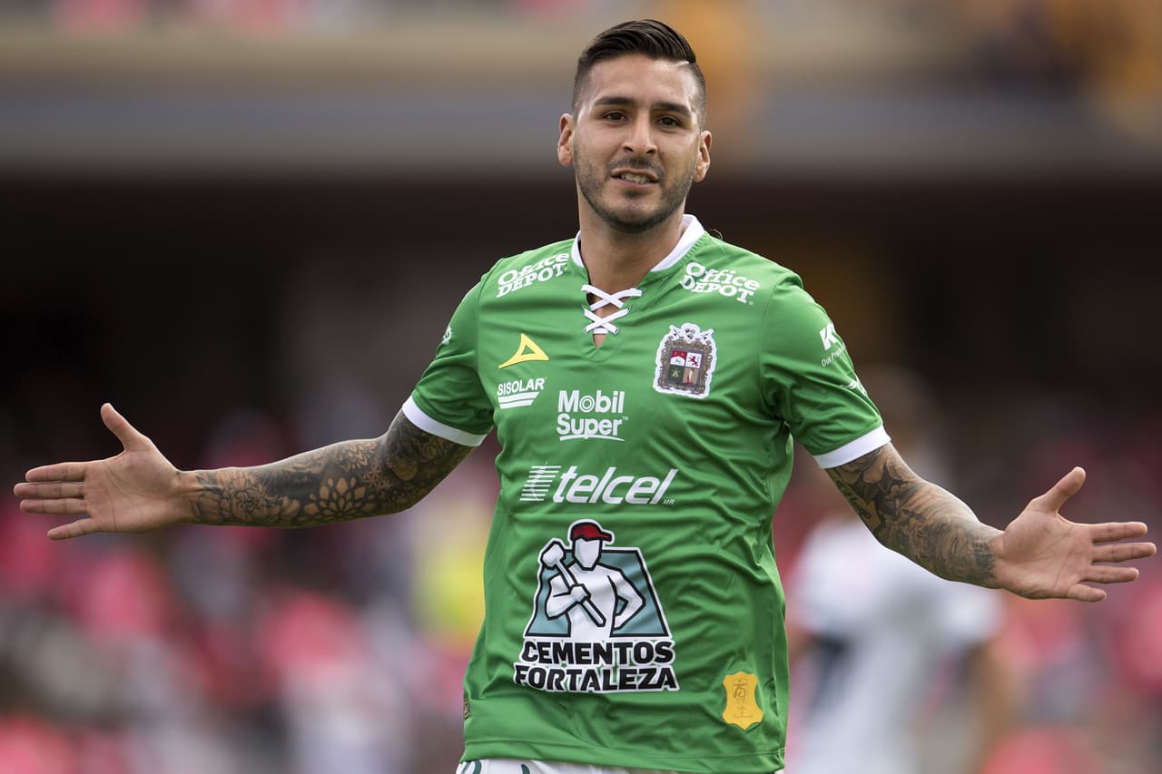 Pumas 1-2 León. Con goles de Macías y Tesillo, para La Fiera; por los locales descontó Carlos González.