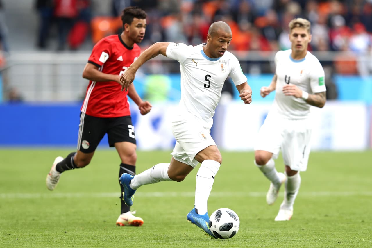 Al minuto 13 del segundo tiempo, Óscar Tabárez realizó dos cambios al ingresar a Carlos Sánchez y Cristian Rodríguez con la idea de potenciar las bandas.