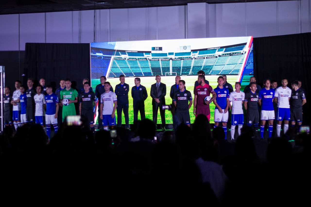 El Cruz Azul igualmente aprovechó este jueves para presentar sus nuevos uniformes recurriendo a los colores que utilizó en la década de los setenta donde el club vivió sus mayores glorias.