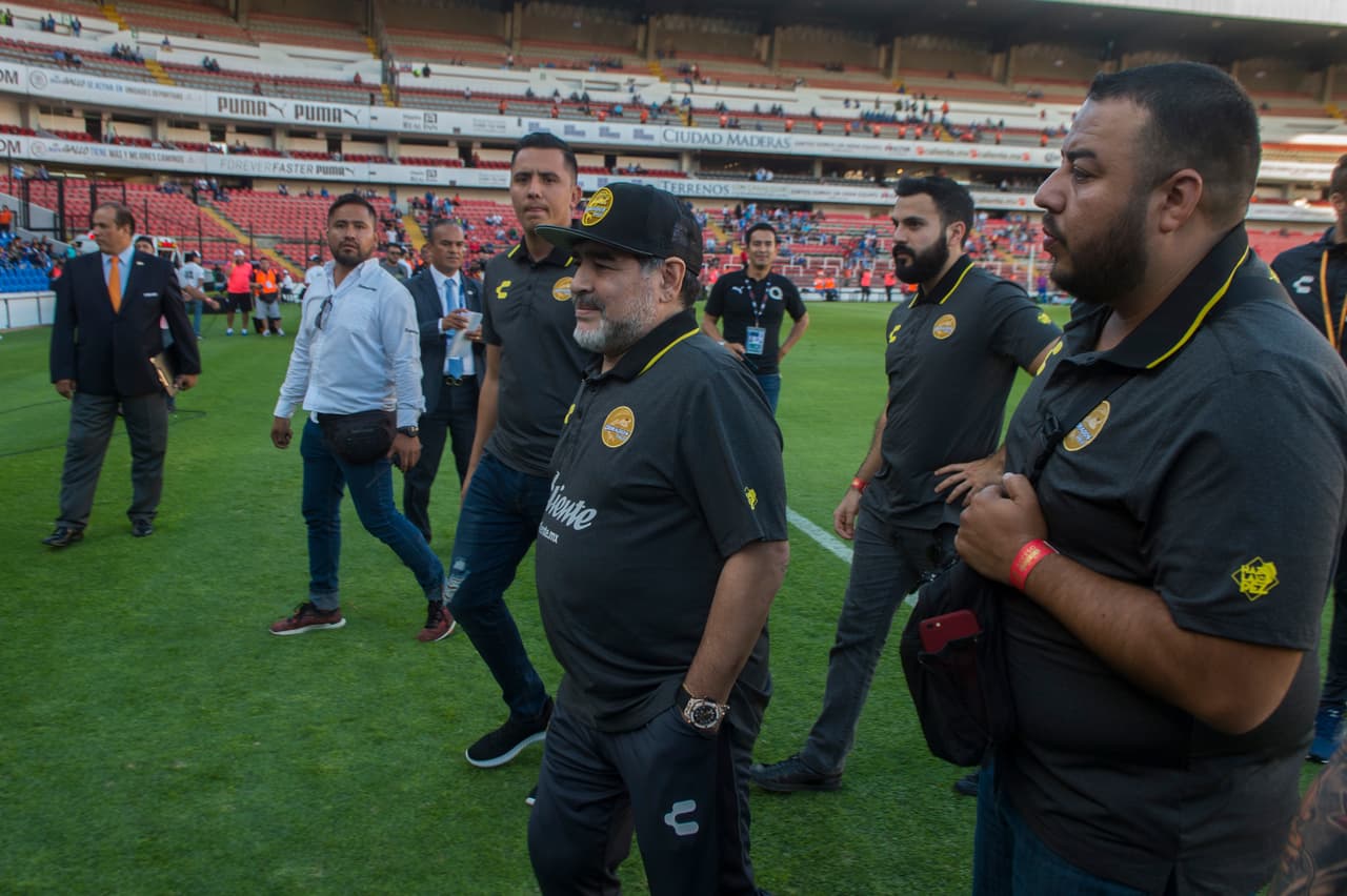 Acompañado de su cuerpo técnico se dirigía a la banca del equipo rival para realizar el protocolario saludo al entrenador de enfrente.