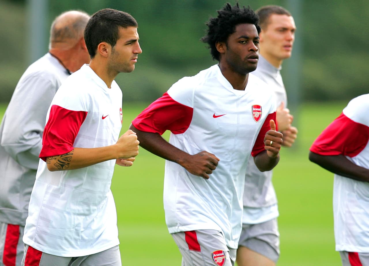 Durante esos años cuando 
<b>Cesc Fábregas</b> era el niño maravilla del 
<b>Arsenal,</b> el encargado de cubrirle las espaldas era el espigado y técnico mediocampista africano 
<b>Alexandre Song.</b>